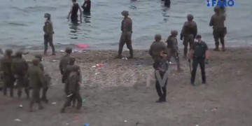 مقطع فيديو يظهر جنودا إسبان يقومون بممارسات لاإنسانية ضد مهاجرين ويلقون بهم في البحر!!