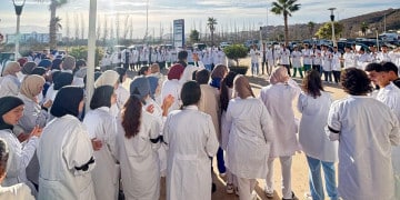 طلبة وممرضو المعاهد التمريضية بالحسيمة يصعّدون احتجاجاتهم رفضا للإقصاء المهني