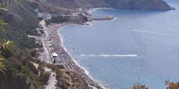 شاطئ تلا يوسف.. تعريفة ركن السيارات تثير جدلا حول قانونية الاستغلال