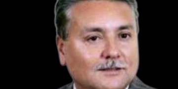 تجار الجملة في التخوين… وباعة التقسيط في الاعتذار