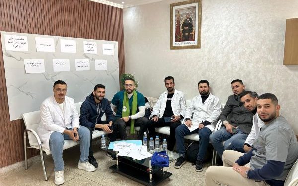 الممرضون وتقنيو الصحة ينفذون اعتصاما جزئيا داخل مندوبية الصحة بالحسيمة
