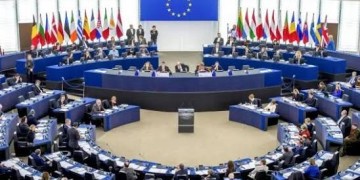 البرلمان الأوروبي يقر تعديلات “صارمة” لترحيل المهاجرين إلى دول ثالثة