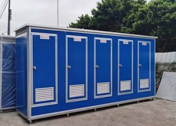 قصة ملهمة: المليونير الذي بنى ثروته من “المراحيض المتنقلة