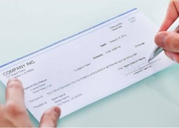 إصلاح نظام التعامل بالشيك: نهاية السجن التلقائي وإلغاء العقوبة بين الأقارب