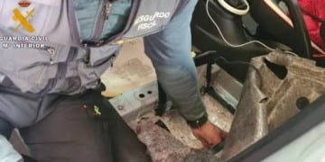 سيارة بلوحة دبلوماسية تسقط بمعبر سبتة محملة بأكثر من نصف طن من تبغ “الشيشة”