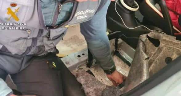 سيارة بلوحة دبلوماسية تسقط بمعبر سبتة محملة بأكثر من نصف طن من تبغ “الشيشة”