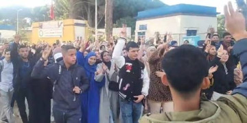 غياب النقل الجامعي نحو العرائش يخرج طلبة القصر الكبير للاحتجاج