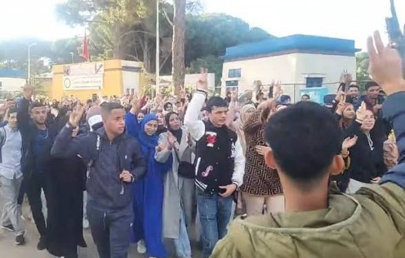 غياب النقل الجامعي نحو العرائش يخرج طلبة القصر الكبير للاحتجاج