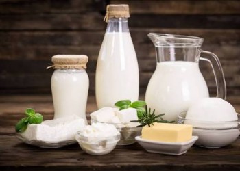 جدل حول بدائل الألبان: اعتراض على حليب الشوفان ودعم لحليب البقر