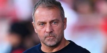 هانسي فليك بين فكيْ “التشكيك” و”الوفاء” في نادي برشلونة