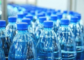 المياه المعبأة تحتوي على 90 ألف شظية من البلاستيك الدقيق (دراسة)