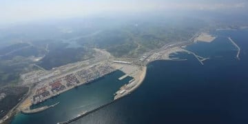 ميناء طنجة المتوسط يرفع وتيرة نقل البنزين إلى روسيا
