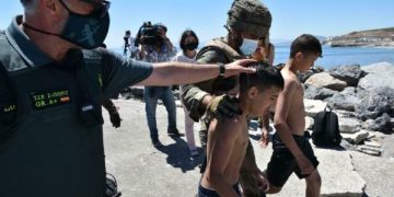 الإعلام الإسباني يكشف فضيحة استغلال قاصرين مغاربة في مراكز الإيواء