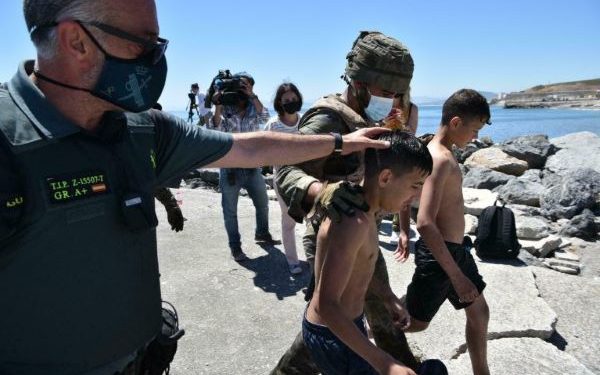 الإعلام الإسباني يكشف فضيحة استغلال قاصرين مغاربة في مراكز الإيواء