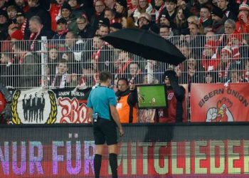 زلزال في البريميرليغ: 75% من المشجعين يطالبون بإلغاء الـ VAR