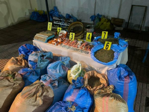 حجز أزيد من 600 كلغ من مخدر الكيف واعتقال شخصين بالناظور حجز أزيد من 600 كلغ من مخدر الكيف واعتقال شخصين بالناظور