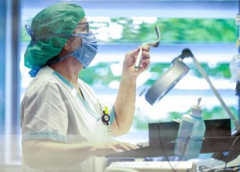 طنجة: الإيقاع بممرض ووسيطة يشتبه في تلاعبهما بنتائج التلقيح ضد كورونا