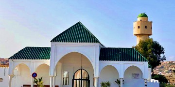 مليلية تهتز على وقع شعار عنصري فوق جدار مسجد تاريخي