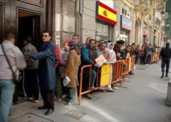 “فرملة” أوروبية لعملية تسوية أوضاع المهاجرين في إسبانيا