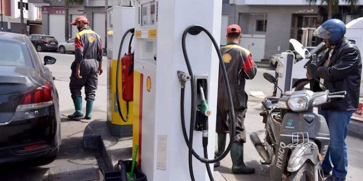 الحكومة تبرر عدم انخفاض أسعار المحروقات بالمغرب بارتفاع سعر صرف الدولار