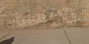 أسوار واقية مهددة بالانهيار بالحسيمة