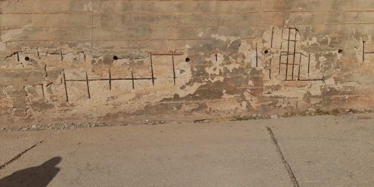 أسوار واقية مهددة بالانهيار بالحسيمة